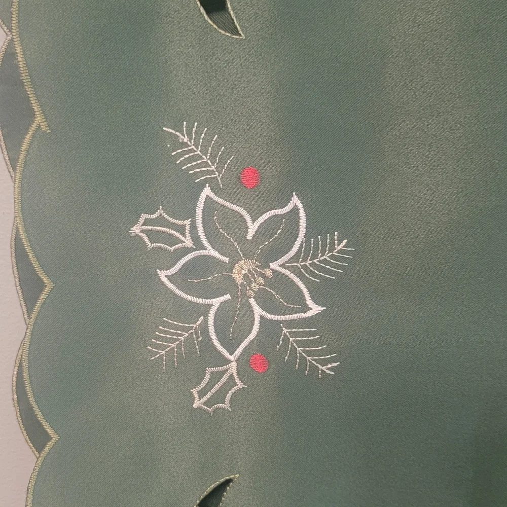Vintage‎ Table Runner Christmas Holiday Green Embroidered Candle Floral